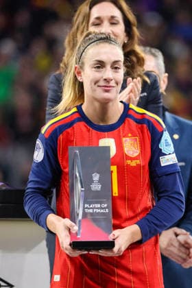 Madrid, Germany 02 December 2025 UEFA Nations League Women Final Second Round 2025 Spain vs Germany Pictured Alexia Putellas Spain is crowned player of the UEFA Women™s Nations League Final in Madrid Riyadh Air Metropolitano Copyright: xFotostandx xFantinix