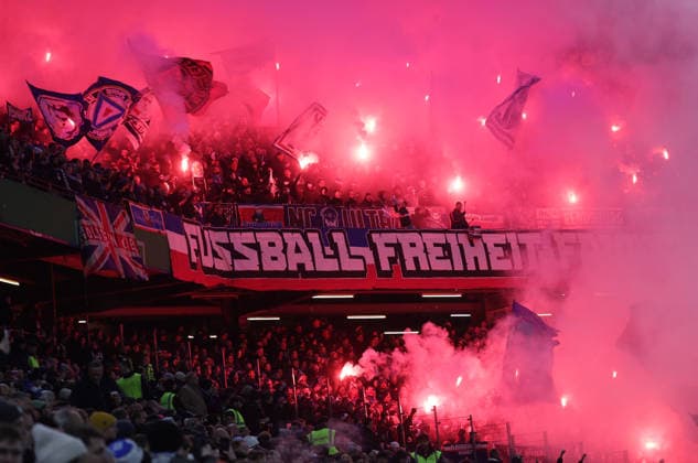 kieler zuendeln begalos nach dem protest Fußball, Saison 2025 2026, Maenner, Herren, DFB Pokal, Achtelfinale,Volksparkstadion Hamburg, Hamburger SV vs Holstein Kiel DFL REGULATIONS PROHIBIT ANY USE OF PHOTOGRAPHS AS IMAGE SEQUENCES AND OR QUASI VIDEO