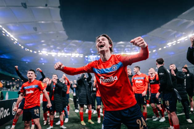 Hamburg, December 3, 2025 Football, DFB Pokal 2025 26, Hamburger SV Holstein Kiel Magnus Knudsen Holstein Kiel, 24 celebrates victory after penalty shoot-out DFL REGULATIONS PROHIBIT ANY USE OF PHOTOGRAPHS AS IMAGE SEQUENCES AND OR QUASI VIDEO