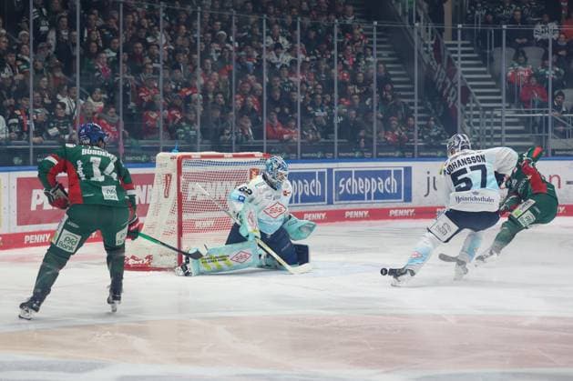 in duel, action, with D J Busdeker 14 Augsburger Panther , goaltender Janick Schwendener Dresdner Eisloewen 62 , Emil Johansson Dresdner Eisloewen 57 , Augsburger Panther vs Dresdner Eisloewen, 25 Matchday, Ice Hockey, Penny DEL, 04 12 2025 Augsburg Bayern Germany Copyright: xkolbert-press DunjaxDietrichx