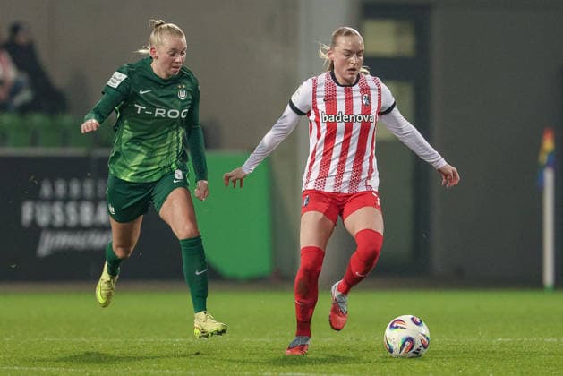 from left Ella Peddemors VfL Wolfsburg, 5 and Tessa Blumenberg SC Freiburg, 7 in a duel, dynamic, action, action, game scene, THE DFB REGULATIONS PROHIBIT ANY USE OF PHOTOGRAPHS AS IMAGE SEQUENCES AND OR QUASI VIDEO , 05 12 2025, Wolfsburg Germany , Football, Google Pixel Womens Bundesliga, VfL Wolfsburg SC Freiburg xobx
