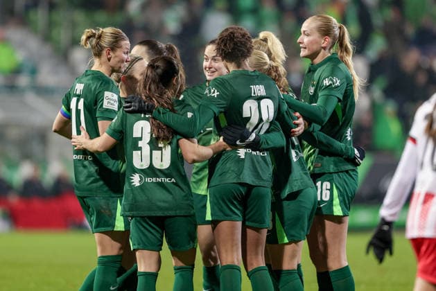 Players of VfL Wolfsburg with goal celebration, cheering, jubilant, optimistic, match scene, highlight, joy about the goal to 1 1, THE DFB REGULATIONS PROHIBIT ANY USE OF PHOTOGRAPHS AS IMAGE SEQUENCES AND OR QUASI VIDEO , 05 12 2025, Wolfsburg Germany , Football, Google Pixel Womens Bundesliga, VfL Wolfsburg SC Freiburg xobx