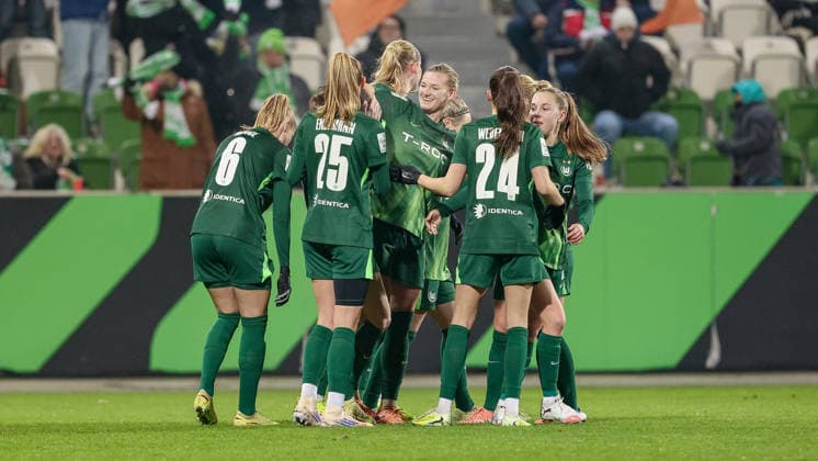 VfL Wolfsburg players with goal celebration, cheering, jubilant, optimistic, game scene, highlight, joy about the goal to 2 1, THE DFB REGULATIONS PROHIBIT ANY USE OF PHOTOGRAPHS AS IMAGE SEQUENCES AND OR QUASI VIDEO , 05 12 2025, Wolfsburg Germany , Football, Google Pixel Womens Bundesliga, VfL Wolfsburg SC Freiburg xobx