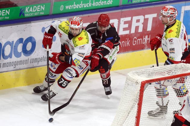 Sahnpark Crimmitschau 05 12 2025 Saison 2025 26 Eishockey 2 Bundesliga Hauptrunde Kunsteisstadion Heimspiel 21 Spieltag Eispiraten Eispiraten EV Landshut Denis Shevyrin EPC white David Stieler EVL black Crimmitschau Sachsen Germany
