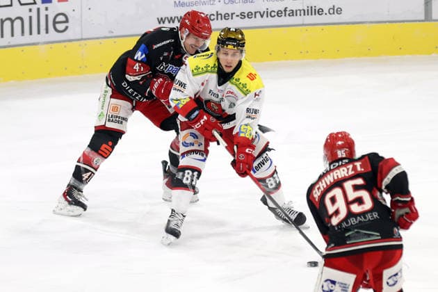 Sahnpark Crimmitschau 05 12 2025 Season 2025 26 Ice Hockey 2 Bundesliga Main Round Kunsteisstadion Home Game 21 Matchday Eispiraten Eispiraten EV Landshut Corey Mackin EPC white Jakob Mayenschein EVL black Crimmitschau Saxony Germany