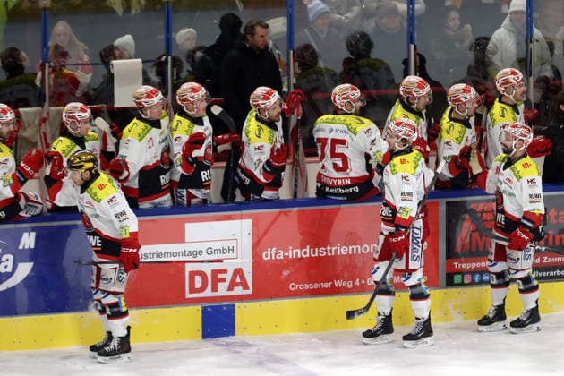 Sahnpark Crimmitschau 05 12 2025 Saison 2025 26 Eishockey 2 Bundesliga Hauptrunde Kunsteisstadion Heimspiel 21 Spieltag Eispiraten Eispiraten EV Landshut Jubel bei Corey Mackin EPC l nach dem 2 0 an der Bande der Eispiraten Crimmitschau Sachsen Germany