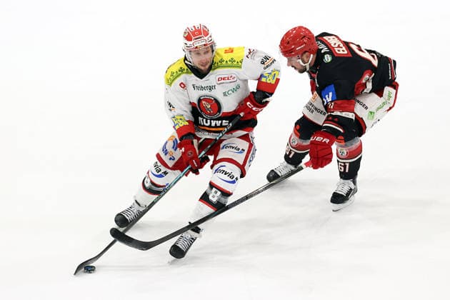 Sahnpark Crimmitschau 05 12 2025 Season 2025 26 Ice Hockey 2 Bundesliga Main Round Kunsteisstadion Home Game 21 Matchday Eispiraten Eispiraten EV Landshut Dominic Walsh EPC white David Elsner EVL black Crimmitschau Saxony Germany