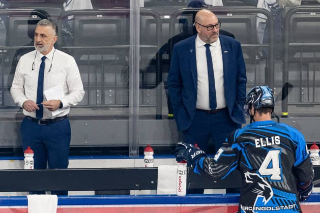 Mark French Head Coach, ERC Ingolstadt and Eric Dubois Co Coach, ERC Ingolstadt watch the warm-up of their players, in front Morgan Ellis ERC Ingolstadt, 4 GER, EHC Red Bull Muenchen vs ERC Ingolstadt, Ice Hockey, DEL, Matchday 25, Season 2025 2026, 05 12 2025 GER, EHC Red Bull Muenchen vs ERC Ingolstadt, Ice Hockey, DEL, Matchday 25, Season 2025 2026, 05 12 2025 Muenchen Copyright: xEibner-Pressefoto HeikexFeinerx EP_HFR