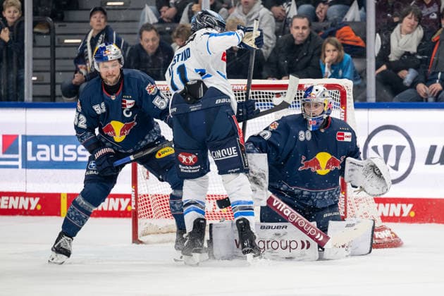 Patrick Hager EHC Red Bull Muenchen, 52 defends against Kenny Agostino ERC Ingolstadt, 11 in front of the goal of Antoine Bibeau Goalkeeper, EHC Red Bull Muenchen, 30 GER, EHC Red Bull Muenchen vs ERC Ingolstadt, Ice Hockey, DEL, Matchday 25, Season 2025 2026, 05 12 2025 GER, EHC Red Bull Muenchen vs ERC Ingolstadt, Ice Hockey, DEL, Matchday 25, Season 2025 2026, 05 12 2025 Muenchen Copyright: xEibner-Pressefoto HeikexFeinerx EP_HFR