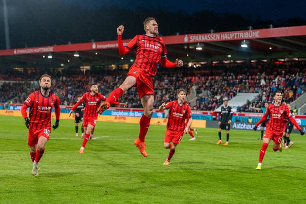 Patrick Mainka FC Heidenheim, 06 cheers after equalizing to 1 1, GER, 1 FC Heidenheim 1846 vs SC Freiburg, Football, 1 Bundesliga, Matchday 13, Match 2025 2026, 06 12 2025, DFL REGULATES PROHIBIT ANY USE OF PHOTOGRAPHS AS IMAGE SEQUENCES AND OR QUASI VIDEO, GER, 1 FC Heidenheim 1846 vs SC Freiburg, Football, 1 Bundesliga, Matchday 13, Season 2025 2026, 06 12 2025, Heidenheim Copyright: xEibner-Pressefoto EdwardxCheungx EP_ECG