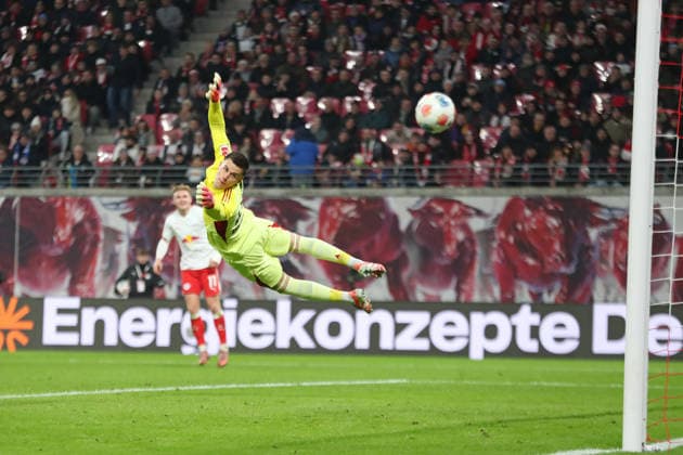 1 Soccer Bundesliga RB Leipzig vs SG Eintracht Frankfurt, 06 12 2025 LEIPZIG, GERMANY DECEMBER 6 Goalkeeper Michael Zetterer 23, Eintracht Frankfurt flies, the ball will land at the post during the Bundesliga match between RB Leipzig vs SG Eintracht Frankfurt at Red Bull Arena on matchday 13 of 1 Bundesliga on December 6, 2025 in Leipzig, Germany DFL REGULATIONS PROHIBIT ANY USE OF PHOTOGRAPHS AS IMAGE SEQUENCES AND OR QUASI VIDEO Copyright: xBEAUTIFULxSPORTS JanxKaeferx