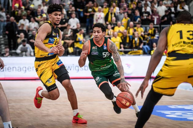 Eli Brooks VET CONCEPT Gladiators Trier, 55 vs Brandon Tischler MHP RIESEN Ludwigsburg, 24 GER, MHP Riesen Ludwigsburg VET CONCEPT Gladiators Trier, easycredit BBL, Basketball, Bundesliga, Matchday 9, Season 2025 2026, 06 12 2025 GER, MHP Riesen Ludwigsburg VET CONCEPT Gladiators Trier, easycredit BBL, Basketball, Bundesliga, Matchday 9, Season 2025 2026, 06 12 2025 Ludwigsburg Copyright: xSandyxDinkelackerx EP_SDR