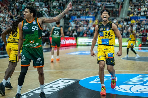 Eli Brooks VET CONCEPT Gladiators Trier, 55 , Brandon Tischler MHP RIESEN Ludwigsburg, 24 , GER, MHP RIESEN Ludwigsburg vs VET CONCEPT Gladiators Trier, easycredit BBL, Basketball, Bundesliga, Matchday 9, Season 2025 2026, 06 12 2025, GER, MHP RIESEN Ludwigsburg vs VET CONCEPT Gladiators Trier, easycredit BBL, Basketball, Bundesliga, Matchday 9, Season 2025 2026, 06 12 2025 Ludwigsburg Copyright: xEibner-Pressefoto SaschaxWaltherx EP_EER