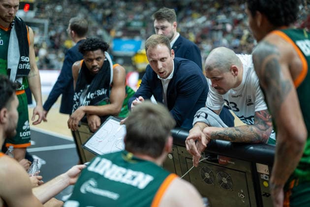 Jaques Schneider VET CONCEPT Gladiators Trier, Head Coach in time-out, GER, MHP RIESEN Ludwigsburg vs VET CONCEPT Gladiators Trier, easycredit BBL, Basketball, Bundesliga, Matchday 9, Season 2025 2026, 06 12 2025, GER, MHP RIESEN Ludwigsburg vs VET CONCEPT Gladiators Trier, easycredit BBL, Basketball, Bundesliga, Matchday 9, Season 2025 2026, 06 12 2025 Ludwigsburg Copyright: xEibner-Pressefoto SaschaxWaltherx EP_EER