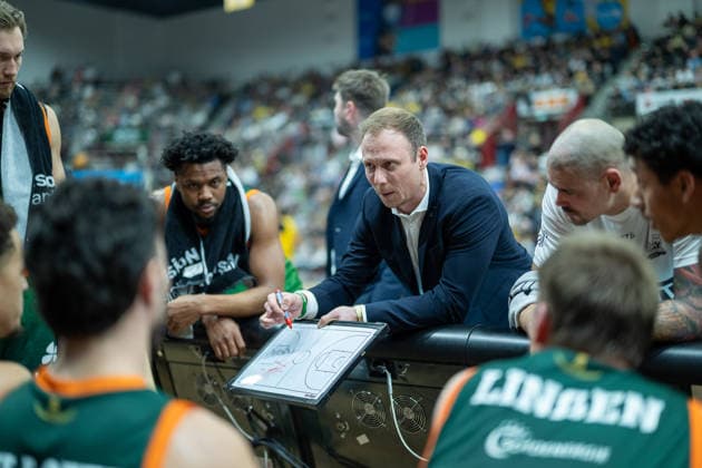 Jaques Schneider VET CONCEPT Gladiators Trier, Head Coach in time-out, GER, MHP RIESEN Ludwigsburg vs VET CONCEPT Gladiators Trier, easycredit BBL, Basketball, Bundesliga, Matchday 9, Season 2025 2026, 06 12 2025, GER, MHP RIESEN Ludwigsburg vs VET CONCEPT Gladiators Trier, easycredit BBL, Basketball, Bundesliga, Matchday 9, Season 2025 2026, 06 12 2025 Ludwigsburg Copyright: xEibner-Pressefoto SaschaxWaltherx EP_EER
