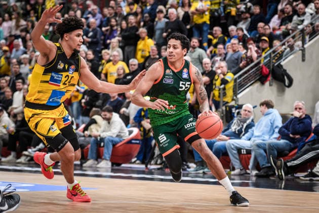 Eli Brooks VET CONCEPT Gladiators Trier, 55 vs Brandon Tischler MHP RIESEN Ludwigsburg, 24 GER, MHP Riesen Ludwigsburg VET CONCEPT Gladiators Trier, easycredit BBL, Basketball, Bundesliga, Matchday 9, Season 2025 2026, 06 12 2025 GER, MHP Riesen Ludwigsburg VET CONCEPT Gladiators Trier, easycredit BBL, Basketball, Bundesliga, Matchday 9, Season 2025 2026, 06 12 2025 Ludwigsburg Copyright: xSandyxDinkelackerx EP_SDR