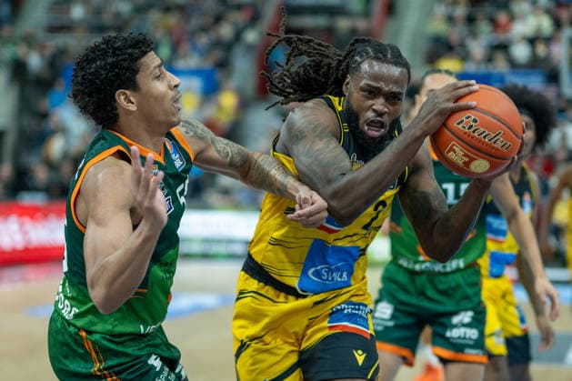 Eli Brooks VET CONCEPT Gladiators Trier, 55 , Traveon Buchanan MHP RIESEN Ludwigsburg, 02 , Jordan Roland VET CONCEPT Gladiators Trier, 15 , GER, MHP RIESEN Ludwigsburg vs VET CONCEPT Gladiators Trier, easycredit BBL, Basketball, Bundesliga, Matchday 9, Season 2025 2026, 06 12 2025, GER, MHP RIESEN Ludwigsburg vs VET CONCEPT Gladiators Trier, easycredit BBL, Basketball, Bundesliga, Matchday 9, Season 2025 2026, 06 12 2025 Ludwigsburg Copyright: xEibner-Pressefoto SaschaxWaltherx EP_EER