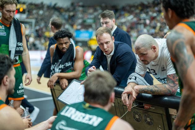 Jaques Schneider VET CONCEPT Gladiators Trier, Head Coach , GER, MHP RIESEN Ludwigsburg vs VET CONCEPT Gladiators Trier, easycredit BBL, Basketball, Bundesliga, Matchday 9, Season 2025 2026, 06 12 2025, GER, MHP RIESEN Ludwigsburg vs VET CONCEPT Gladiators Trier, easycredit BBL, Basketball, Bundesliga, Matchday 9, Season 2025 2026, 06 12 2025 Ludwigsburg Copyright: xEibner-Pressefoto SaschaxWaltherx EP_EER
