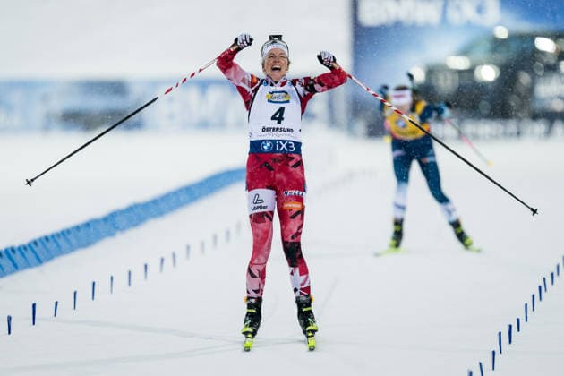 251207 Lisa Theresa Hauser of Austria celebrates as she competes in women s 10 km pursuit during the IBU World Cup on December 7, 2025 in Östersund Photo Mathias Bergeld BILDBYRAN kod MB MB1261 skiing biathlon biathlon world cup ibu world cup jaktstart pursuit dam bbeng kvinner women jubel  Copyright: MATHIASxBERGELD BB251207MB034