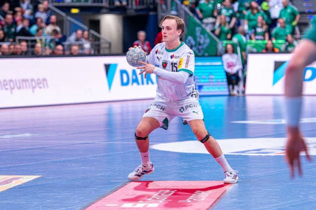 Tobias Schjolberg Grondahl Füchse Berlin, No. 15 v l , TSV Hannover Burgdorf green against Füchse Berlin white on matchday 15 of the 2025 2026 season in the DAIKIN Handball Bundesliga 07 12 2025, ZAG Arena Hannover, GER , Copyright: xJanxGuentherx xTSVxHannover-Burgdorfx