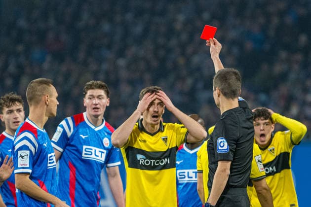 Rostock, Germany 07 December 2025 3 Liga 2025 2026 FC Hansa Rostock vs TSV Alemannia Aachen In picture 5 from left Referee Daniel Bartnitzki shows red, red card, sending off to 4 from left Danilo Wiebe Alemannia Aachen DFB regulations prohibit any use of photographs as image sequences and or quasi video Copyright: xFotostandx xVoelkerx