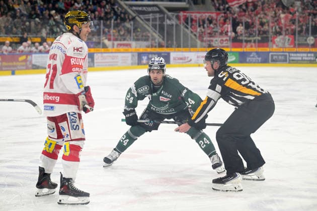 Cole Fonstad Bietigheim Steelers, 24 in a face-off with Corey Mackin Eispiraten Crimmitschau, 81 and Christopher Reitz Linesman, 90 Bietigheim Steelers vs Eispiraten Crimmitschau, Ice Hockey, DEL 2, 22 Matchday, Season 2025 2026, 07 12 2025 Bietigheim Steelers vs Eispiraten Crimmitschau, Ice Hockey, DEL 2, 22 Matchday, Season 2025 2026, 07 12 2025 Bietigheim Copyright: xEibner-Pressefotox EP_TBR