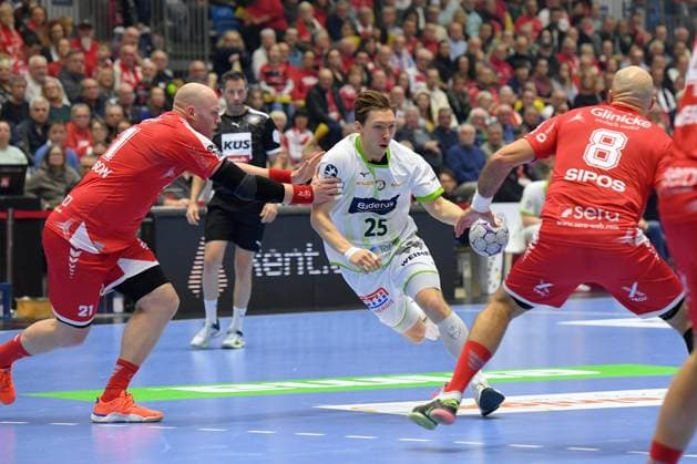 Olle Forsell Schefvert MT Melsungen 25 on the ball , Arnar Freyr Arnarsson MT Melsungen 21 L , Adrian Sipos MT Melsungen 8 , GER, MT Melsungen HSG Wetzlar, Handball, 1 Bundesliga, 15 Matchday, Season 2025 2026, 07 12 2025, GER, MT Melsungen HSG Wetzlar, Handball, 1 Bundesliga, 15 Matchday, Season 2025 2026, 07 12 2025 Kassel Copyright: xEibner-Pressefotox xRolandxSippelx EP_RSL