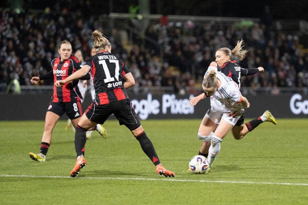 07 12 2025, xhfmx, Soccer Google Pixel Women Bundesliga, Eintracht Frankfurt FC Bayern Pia Sophie Wolter Eintracht Frankfurt, 17 and Franziska Kett FC Bayern Munich, 20 in duel DFL DFB REGULATIONS PROHIBIT ANY USE OF PHOTOGRAPHS as IMAGE SEQUENCES and or QUASI VIDEO Frankfurt am Main