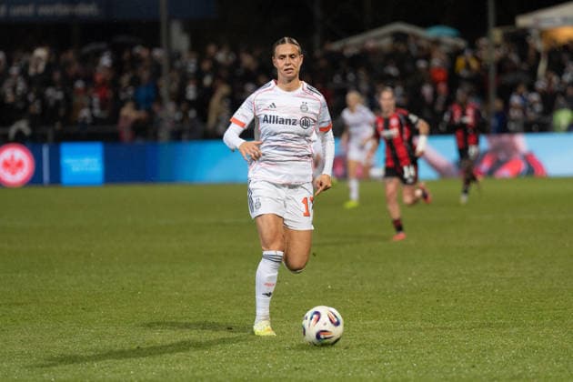 07 12 2025, xhfmx, Soccer Google Pixel Women Bundesliga, Eintracht Frankfurt FC Bayern Klara Bühl FC Bayern München, 17 DFL DFB REGULATIONS PROHIBIT ANY USE OF PHOTOGRAPHS as IMAGE SEQUENCES and or QUASI VIDEO Frankfurt am Main