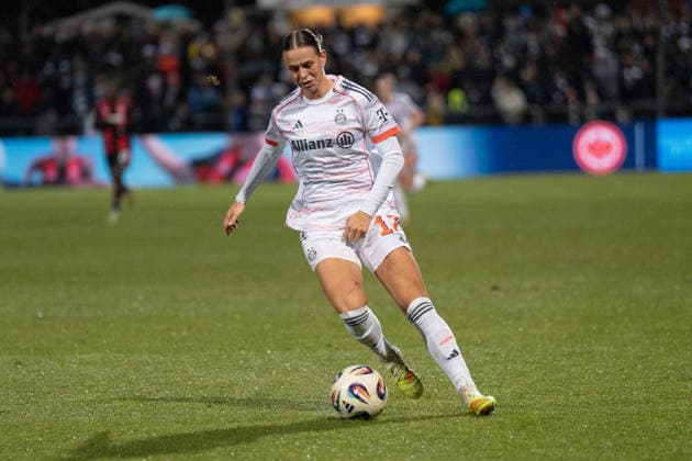07 12 2025, xhfmx, Soccer Google Pixel Women Bundesliga, Eintracht Frankfurt FC Bayern Klara Bühl FC Bayern München, 17 DFL DFB REGULATIONS PROHIBIT ANY USE OF PHOTOGRAPHS as IMAGE SEQUENCES and or QUASI VIDEO Frankfurt am Main