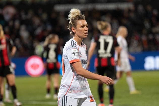 07 12 2025, xhfmx, Soccer Google Pixel Women Bundesliga, Eintracht Frankfurt FC Bayern Linda Dallmann FC Bayern Munich, 10 DFL DFB REGULATIONS PROHIBIT ANY USE OF PHOTOGRAPHS as IMAGE SEQUENCES and or QUASI VIDEO Frankfurt am Main