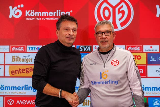 Introduction of Urs Fischer, 1 FSV Mainz 05, Mainz, 08 12 2025 Christian Heidel 1 FSV Mainz 05, Head of Sport Communications and the new head coach Urs Fischer 1 FSV Mainz 05 shake hands Press conference to introduce the new head coach Urs Fischer of 1 FSV Mainz 05 Copyright: xBEAUTIFULxSPORTS Hahnex