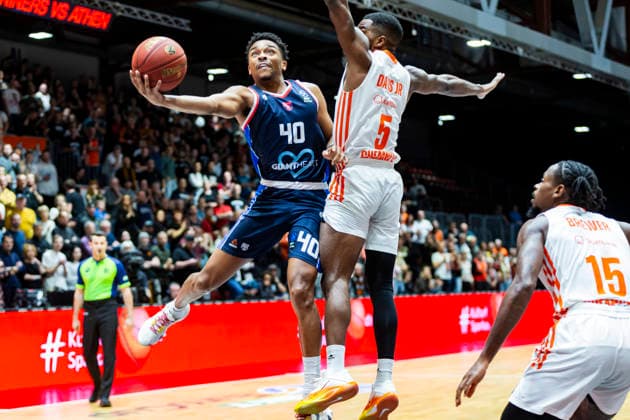 09 12 2025, xomx, Basketball EuroCup 2025, Niners Chemnitz Panionios Athens v l JAYLEN HANDS Panionios Cosmorama Travel Athens on the ball in a duel with Corey Davis Jr Niners Chemnitz Tyron Brewer Niners Chemnitz Chemnitz