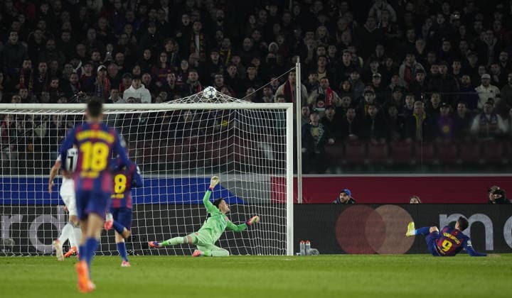 09 12 2025, xslx, Football UEFA Champions League, FC Barcelona Eintracht Frankfurt v l Michael Zetterer Eintracht Frankfurt ,Robert Lewandowski FC Barcelona Goal scored, scored the goal to ABSEITS Barcelona