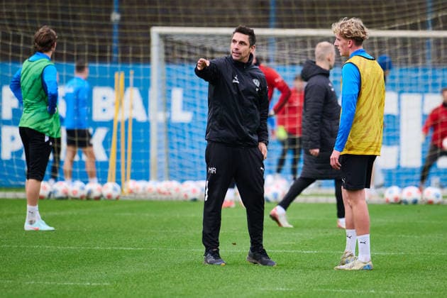 10 12 2025, Football, Men, 2 BL, Season 2025 2026, Training Holstein Kiel Coach Marcel Rapp coaching with Caspar Medlin Kiel, Projensdorf Projensdorf, Training ground, Rase Schleswig Holstein Germany