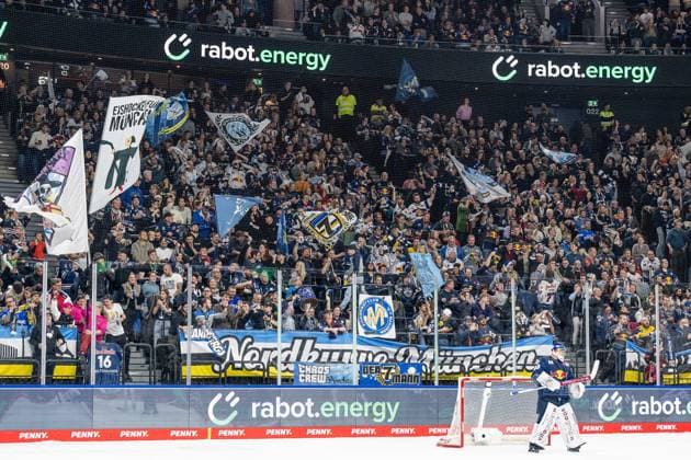 The Munich fans in the North Curve behind Antoine Bibeau Goalkeeper, EHC Red Bull Muenchen, 30 cheer the goal to equalize 1 1 GER, EHC Red Bull Muenchen vs Koelner Haie, Ice Hockey, DEL, Matchday 27, Season 2025 2026, 10 12 2025 GER, EHC Red Bull Muenchen vs Koelner Haie, Ice Hockey, DEL, Matchday 27, Season 2025 2026, 10 12 2025 Muenchen Copyright: xEibner-Pressefoto HeikexFeinerx EP_HFR