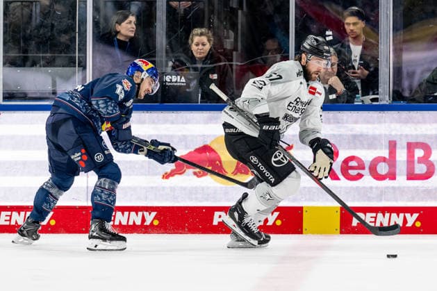 Battle for the puck duel between Brady Ferguson EHC Red Bull Muenchen, 12 and Brady Austin Koelner Haie, 57 GER, EHC Red Bull Muenchen vs Koelner Haie, Ice Hockey, DEL, Matchday 27, Season 2025 2026, 10 12 2025 GER, EHC Red Bull Muenchen vs Koelner Haie, Ice Hockey, DEL, Matchday 27, Season 2025 2026, 10 12 2025 Muenchen Copyright: xEibner-Pressefoto HeikexFeinerx EP_HFR