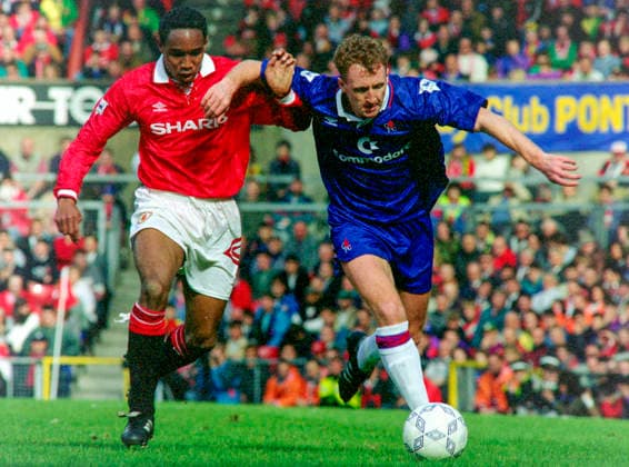 930417 Football, English Premier League 1992 1993, Manchester United Chelsea 3 0 Manchester Uniteds Paul Ince against Chelseas Steve Livingstone Photo BILDBYRAN D165 08 D165 08 scanx football soccer football Premier League england Manchester United Chelsea 1993 season 1992 1993 1992 93 1992 93 92 93 92 93 dia bbeng april 17 1993  Copyright: BILDBYRAN BB930417BB028