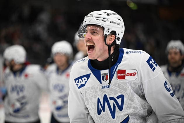 Cheers for Leon Gawanke Adler Mannheim Schwenninger Wild Wings v Adler Mannheim, DEL, Main Round, Matchday 27, 2025 2026 Season, 12 12 2025 Schwenninger Wild Wings v Adler Mannheim, DEL, Main Round, Matchday 27, 2025 2026 Season, 12 12 2025 Schwenningen Copyright: xEibner-Pressefoto SvenxLaeglerx EP_SVL