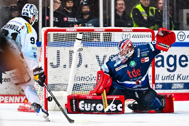 Andreas Andy Jenike Iserlohn Roosters, 92 holds the puck, GER, Iserlohn Roosters vs Dresdner Eislöwen, Ice Hockey, Penny DEL, Matchday 27, Season 2025 2026, 12 12 2025, GER, Iserlohn Roosters vs Dresdner Eislöwen, Ice Hockey, Penny DEL, Matchday 27, Season 2025 2026, 12 12 2025 Iserlohn Copyright: xJonasxBrockmann Eibner-Pressefotx EP_JBN