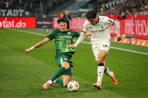 1 Soccer Bundesliga, Borussia Mönchengladbach vs VfLWolfsburg, 13 12 2025 Jenson Seelt VfL Wolfsburg 14 tackles Giovanni Reyna Borussia Mönchengladbach 13 1 Soccer Bundesliga, Borussia Mönchengladbach vs VfLWolfsburg, 13 12 2025, Borussia Park Mönchengladbach DFL REGULATIONS PROHIBIT ANY USE OF PHOTOGRAPHS AS IMAGE SEQUENCES AND OR Q UASI VIDEO Copyright: xBEAUTIFULxSPORTS Derixx