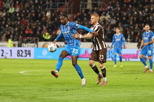Soccer I Men I Season 2025 2026 I 1 Bundesliga I 14 Matchday I FC St Pauli 1 FC Heidenheim I 13 12 2025 Omar Haktab Traore 23, 1 FC Heidenheim Louis Oppie 23, FC St Pauli Hamburg Millerntor Stadion Germany Copyright: xLobeca VivianxPfaffx