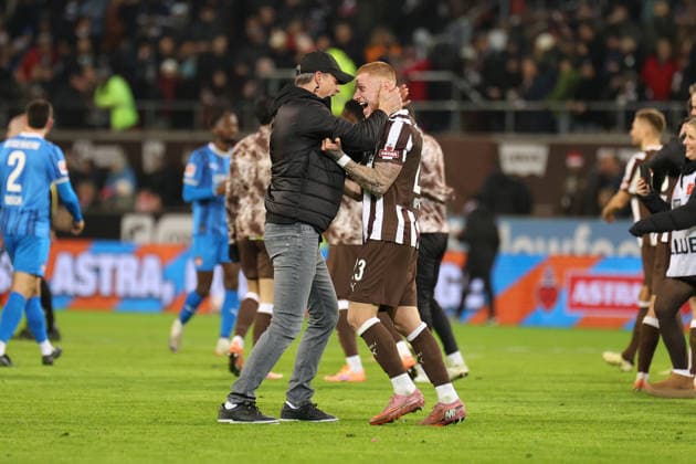 Soccer I Men I Season 2025 2026 I 1 Bundesliga I Matchday 14 I FC St Pauli 1 FC Heidenheim I 13 12 2025 Alexander Blessin Head Coach, FC St Pauli Louis Oppie 23, FC St Pauli celebrate victory Hamburg Millerntor Stadion Germany Copyright: xLobeca VivianxPfaffx