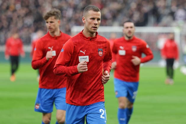GER, Hamburg, Football, DFL, FC St Pauli vs 1 FC Heidenheim , 1 Bundesliga , im Millerntor Stadion , 13 12 2025 , v l Adrian Beck 1 FC Heidenheim ,21 DFL regulations prohibit any use of photographs as image sequences and or quasi video Copyright: HMBxMedia FernandoxSoares