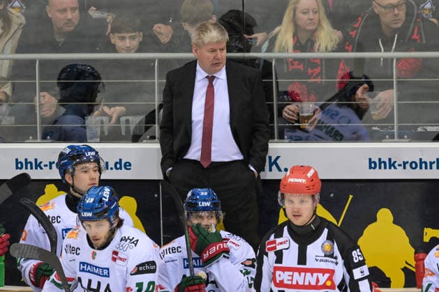 Head Coach Bill Peters Augsburger Panther , Fischtown Pinguins Augsburger Panther, Ice Hockey, German Ice Hockey League, DEL, 14 12 2025 Bremerhaven Bremen Germany Copyright: xkolbert-press BurghardxSchreyerx