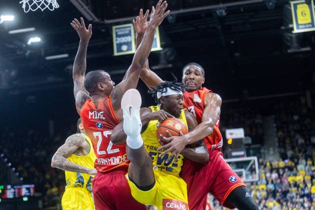 Oldenburg, Lower Saxony, DEU, 14 12 2025, Brian Fobbs center, EWE Baskets Oldenburg , Isiaha Mike left, FC Bayern Munich Basketball and David McCormack right, FC Bayern Munich Basketball EWE Baskets Oldenburg vs FC Bayern Munich Basketball 1 Basketball Bundesliga Season 2025 2026, 10 Matchday, Big EWE Arena EWE Baskets Oldenburg vs FC Bayern Munich Basketball www.andreas-burmann.de