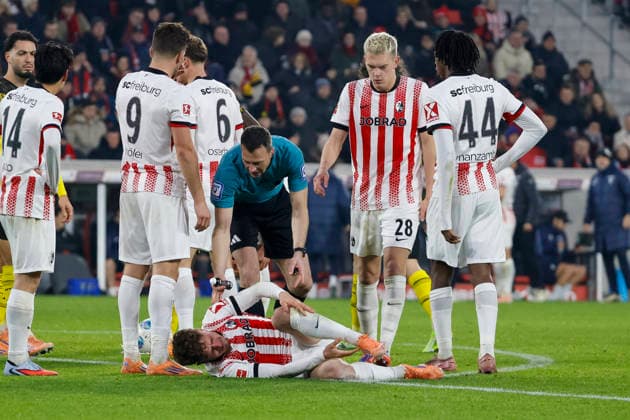 Philipp Treu SC Freiburg, 29 injured on the ground , Germany, Football, 1 Bundesliga, Matchday 14, 2025 2026, SC Freiburg vs Borussia Dortmund, 14 12 2025, Europa Park Stadion, Freiburg im Breisgau, Germany Freiburg im Breisgau Europa Park Stadion Baden Württemberg Germany Copyright: xGrantxHubbsx