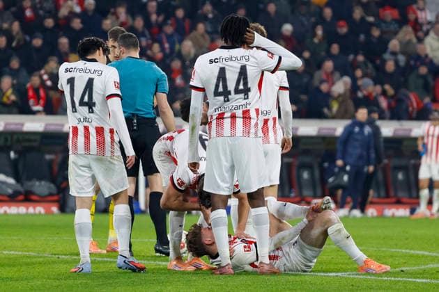 Philipp Treu SC Freiburg, 29 injured on the ground , Germany, Football, 1 Bundesliga, Matchday 14, 2025 2026, SC Freiburg vs Borussia Dortmund, 14 12 2025, Europa Park Stadion, Freiburg im Breisgau, Germany Freiburg im Breisgau Europa Park Stadion Baden Württemberg Germany Copyright: xGrantxHubbsx
