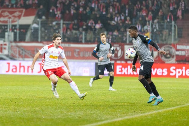 14 12 2025, Soccer, GER, Season, 3 Liga, Season 2025 2026, Matchday 18, SSV Jahn Regensburg SV Waldhof Mannheim Emmanuel Okuchukwu Iwe Mannheim on the ball against Benedikt Bauer SSV Jahn Regensburg DFL REGULATIONS PROHIBIT ANY USE OF PHOTOGRAPHS AS IMAGE SEQUENCES AND OR QUASI VIDEO