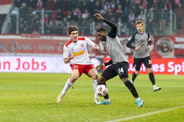 14 12 2025, Soccer, GER, Season, 3 Liga, Season 2025 2026, Matchday 18, SSV Jahn Regensburg SV Waldhof Mannheim Emmanuel Okuchukwu Iwe Mannheim on the ball against Benedikt Bauer SSV Jahn Regensburg DFL REGULATIONS PROHIBIT ANY USE OF PHOTOGRAPHS AS IMAGE SEQUENCES AND OR QUASI VIDEO